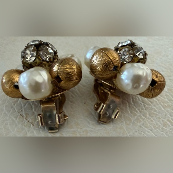 Lisner Gold & Faux Pearl Rhinestone cluster Vintage Flower Clip on Earrings - Picture 5 of 10